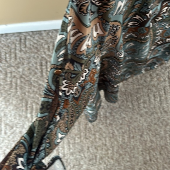 Dressbarn Blouse 🩷 - Picture 3 of 7